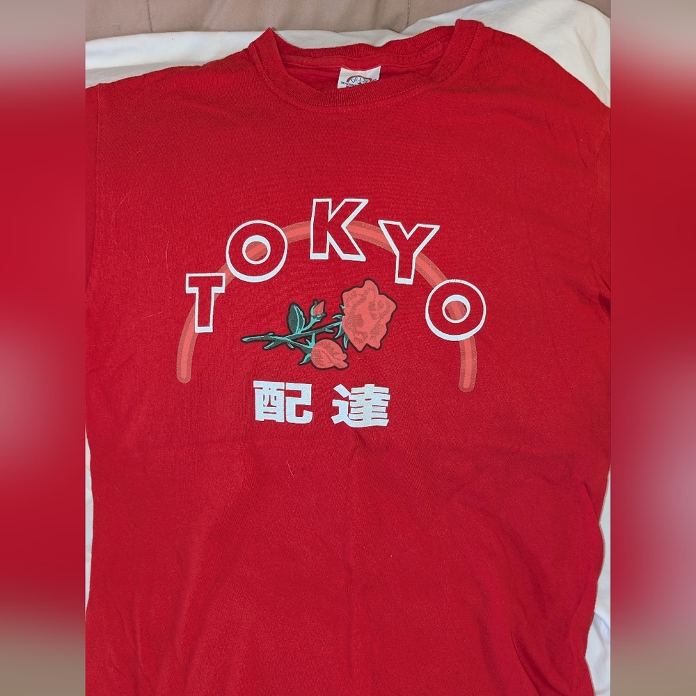 Beautiful Red woman's T-shirt adorne  Tokyo and Japanese writing with  rose sz M
